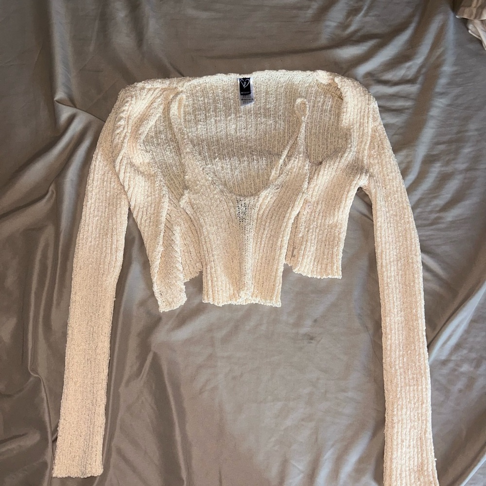 Selling a cute Windsor set!